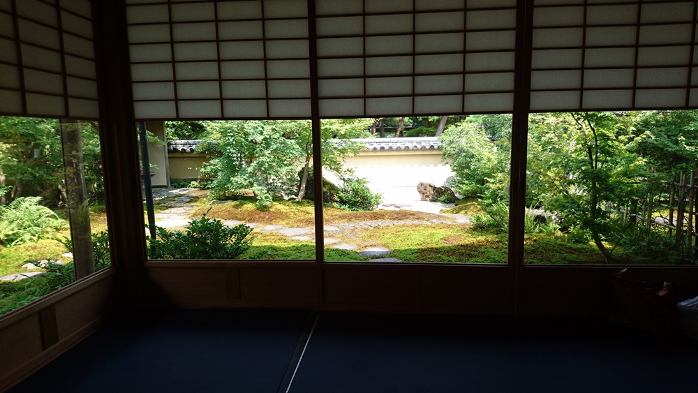 足立美術館・茶室寿立庵内の室内から見た庭